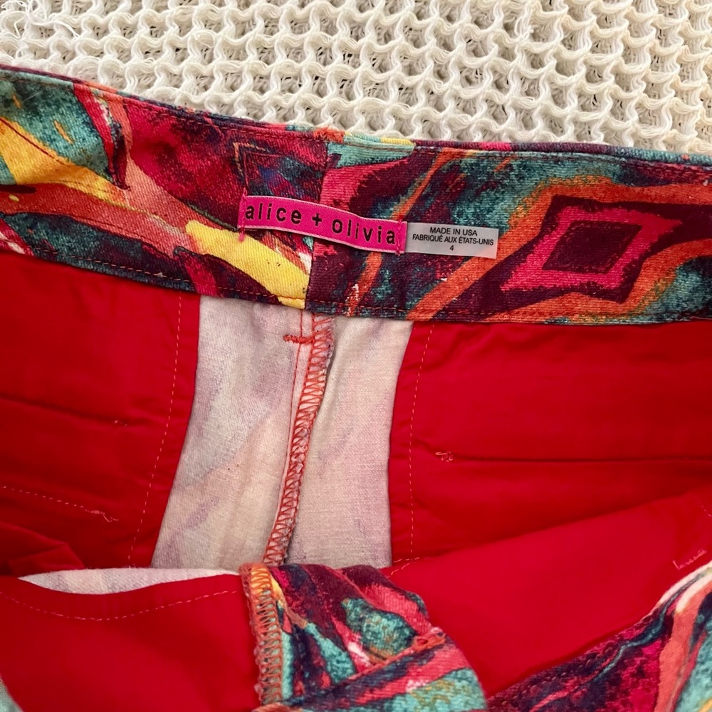 Alice + Olivia Cady Cuff Shorts in Tribal Diamond NWT SZ 4 - Picture 5 of 7